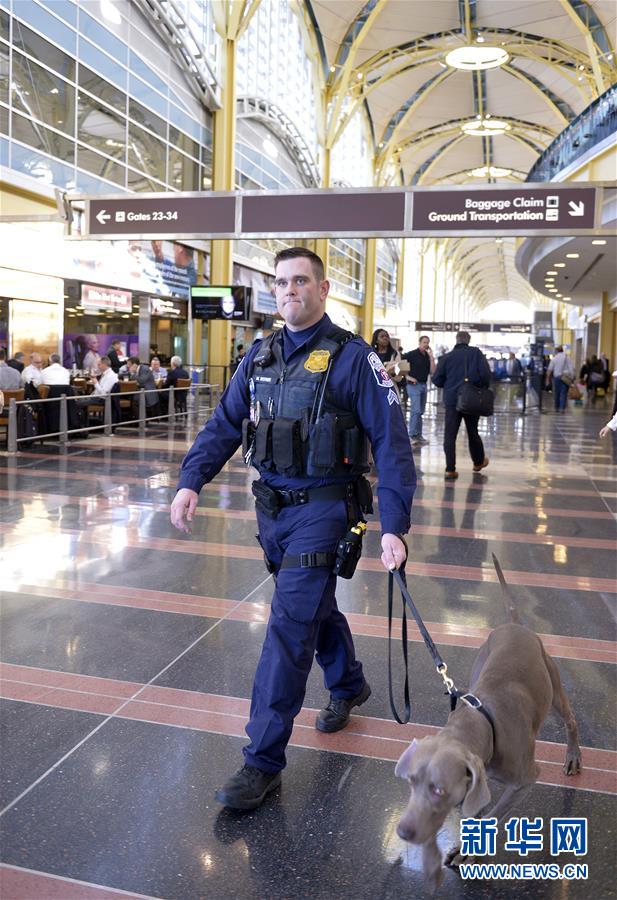 3月22日,警察带着警犬在美国华盛顿的里根机场内巡逻.