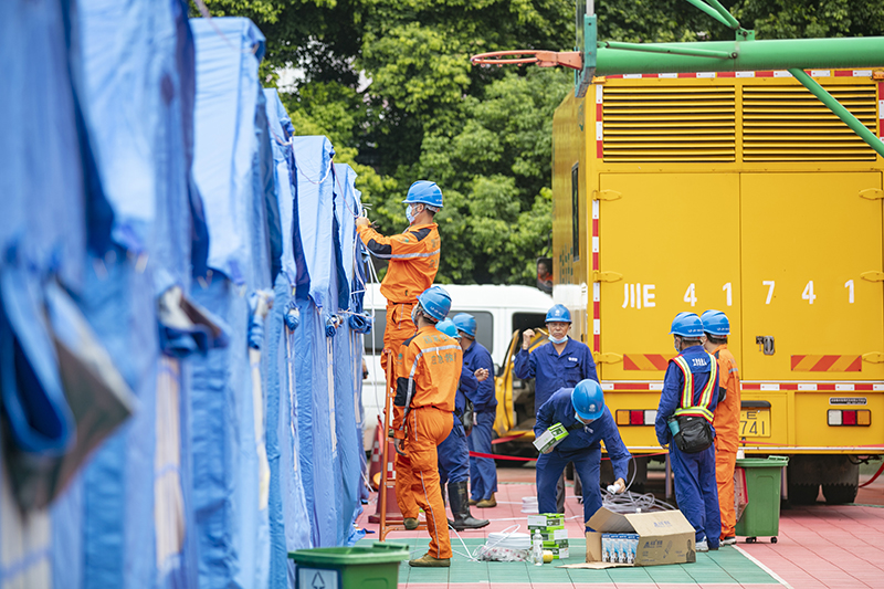 国网四川电力：已恢复泸县地震灾区5.3万余户用户供电_fororder_应急救援队在中心小学铺设临时线路，提供应急照明--供图--安伟（1）