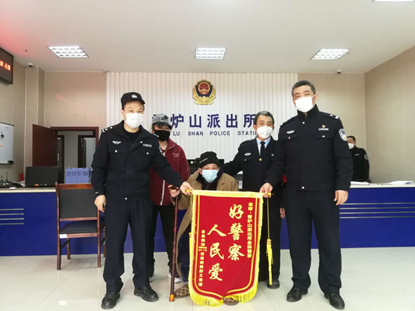 重庆高新区民警架起警民连心桥