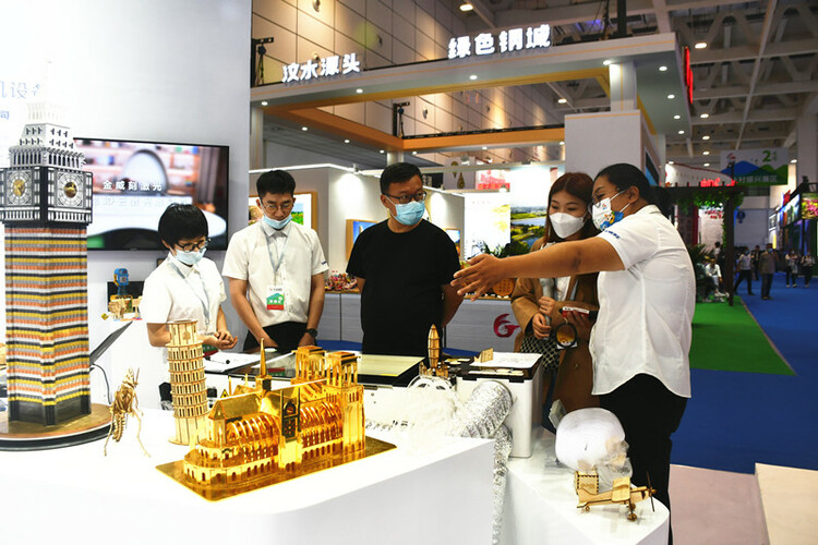 【原创 联系客户稿】云激光雕刻机精彩亮相第二届中国国际文化旅游博览会_fororder_微信图片_20210917140602