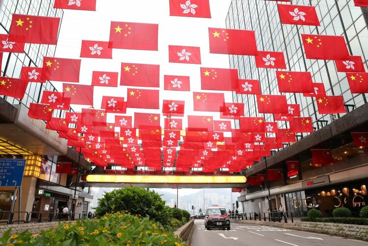 特写：香港街头国庆气氛浓