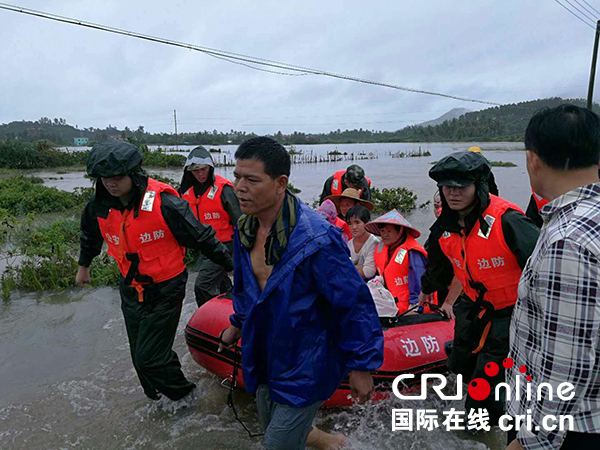 图片默认标题 图片默认标题_fororder_图为 边防官兵转移受灾群众
