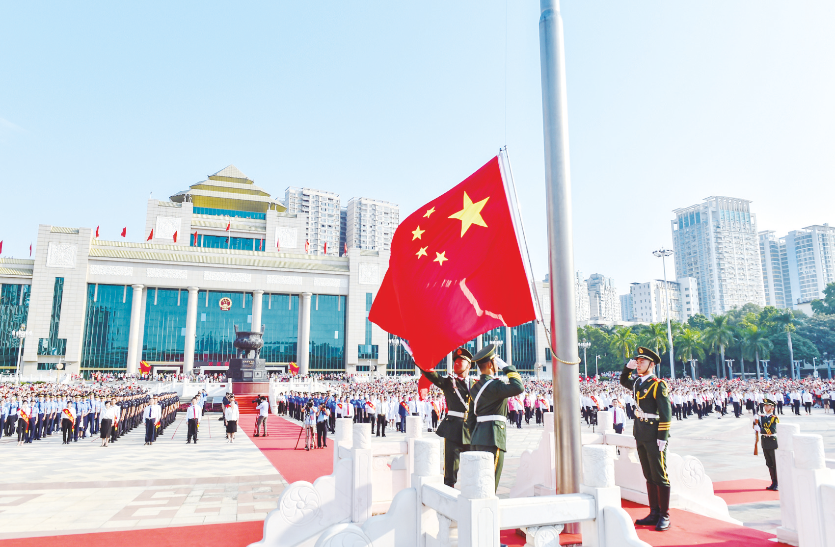 广西南宁举行国庆升国旗仪式 祝福祖国繁荣昌盛