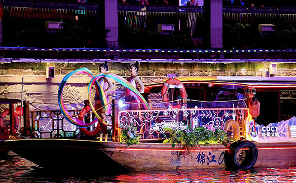 成都"夜游锦江"全新升级 国庆惊艳亮相_fororder_游船上文艺表演-供图