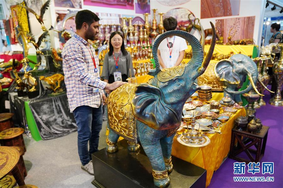 哈尔滨：精美工艺品“闪耀”中俄博览会