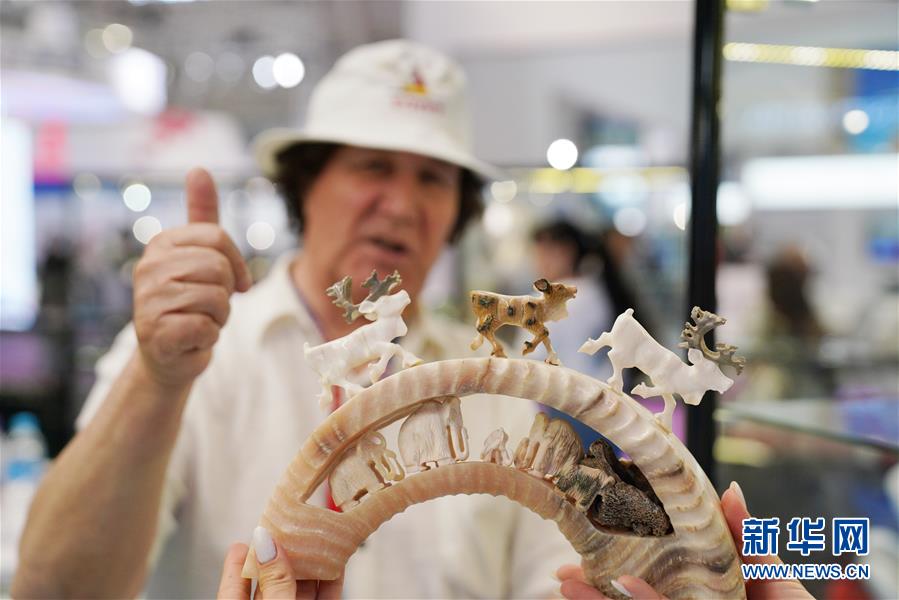 哈尔滨：精美工艺品“闪耀”中俄博览会