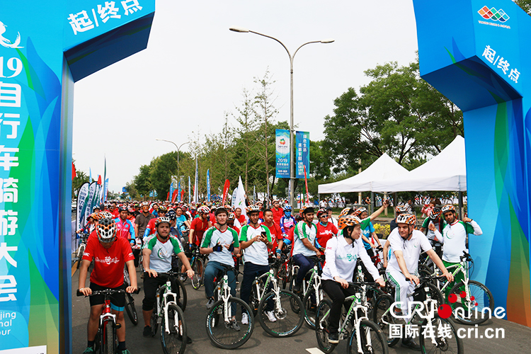 The 9th Beijing International Cycling Tour Festival kicked off in Yanqing_fororder_選手們在起點區整裝待發