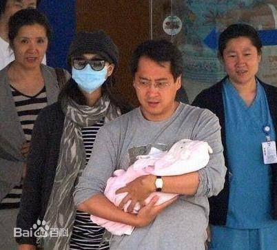 她是无数人心中的万人迷,嫁入豪门三年后才承认