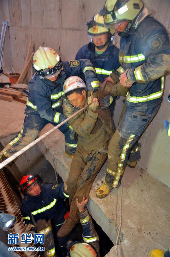 北京通州:消防员手刨泥浆7小时救出工人