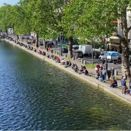 法国解封首日  民众太会享受：湖边乘凉 逛街购物（视频）