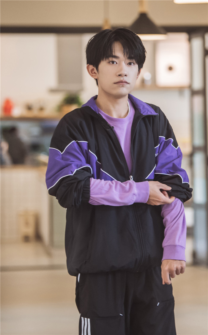 易烊千玺运动套装诠释少年活力