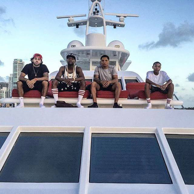 梅威瑟的炫富人生 无聊时竟扮小丑抢劫自己