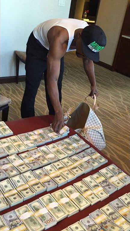 梅威瑟的炫富人生 无聊时竟扮小丑抢劫自己