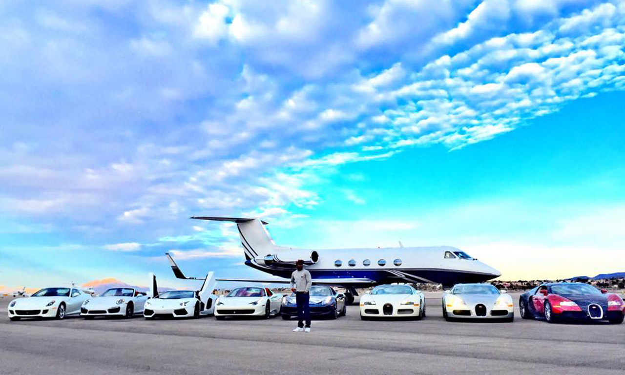 梅威瑟的炫富人生 无聊时竟扮小丑抢劫自己