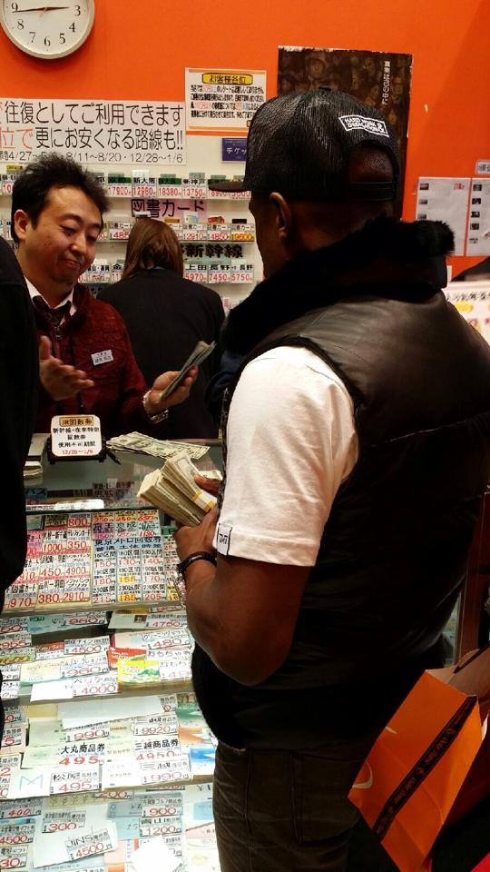 梅威瑟的炫富人生 无聊时竟扮小丑抢劫自己