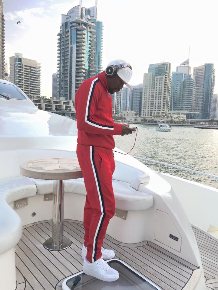 梅威瑟的炫富人生 无聊时竟扮小丑抢劫自己