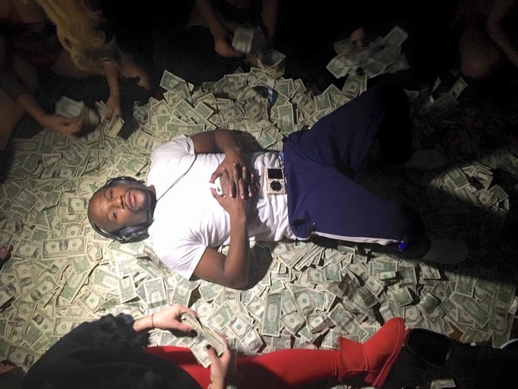 梅威瑟的炫富人生 无聊时竟扮小丑抢劫自己