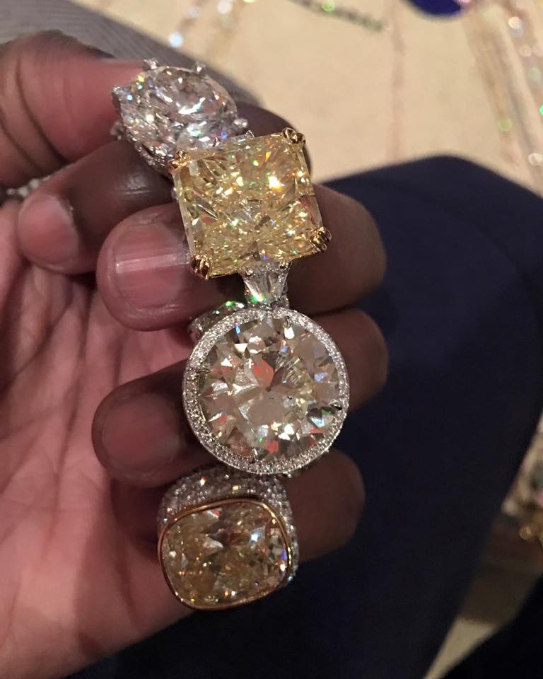 梅威瑟的炫富人生 无聊时竟扮小丑抢劫自己