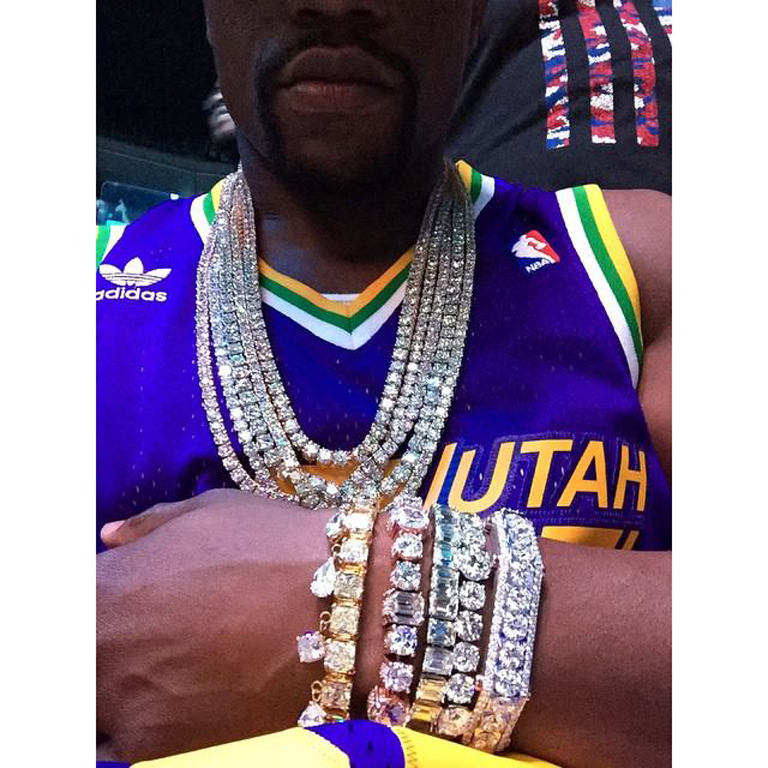 梅威瑟的炫富人生 无聊时竟扮小丑抢劫自己