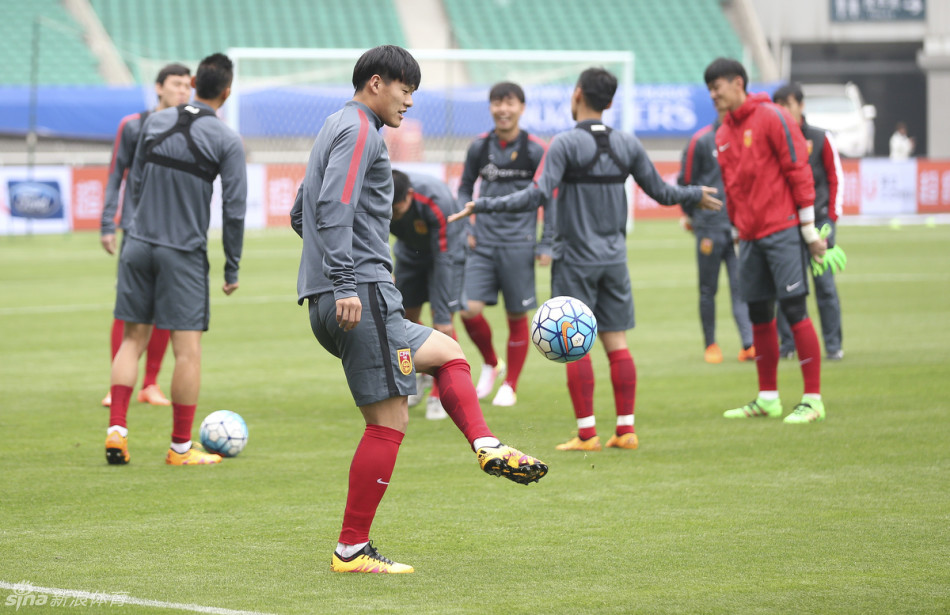 新浪直击国足世预赛踩场训练