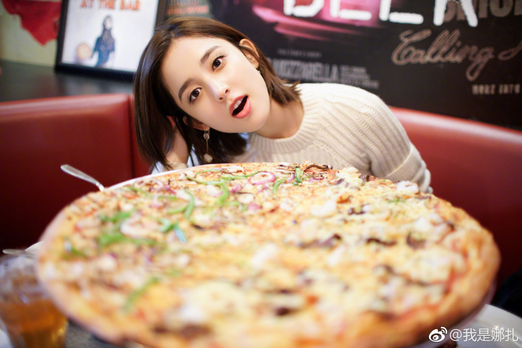 古力娜扎晒超大披萨表情呆萌可爱暴露吃货本性