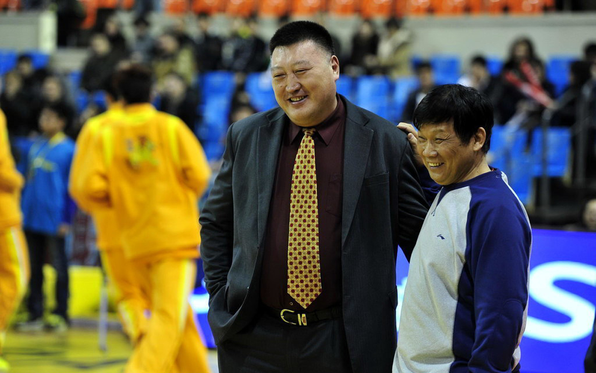 在山西,球队老板王兴江虽然对篮球极度喜爱,但脾气火爆,习惯干预教练
