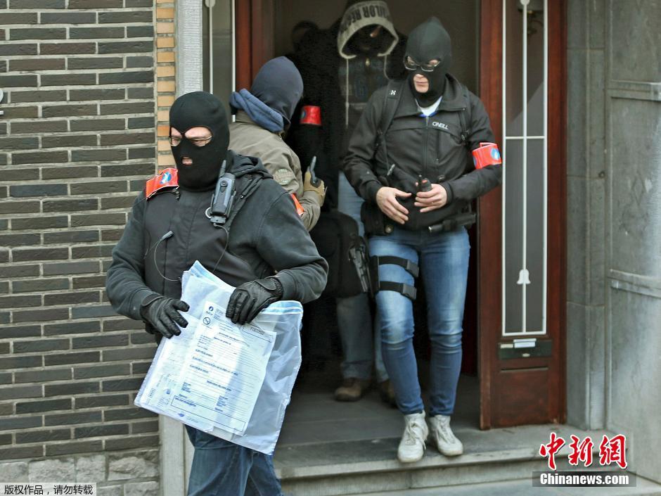 比利时警察戴面罩搜查恐袭案嫌犯被捕公寓