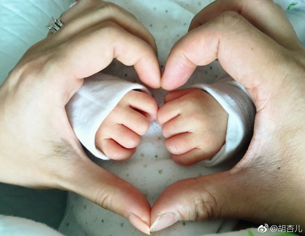 胡杏儿晒儿子满月照 嘟着小嘴打着领结十分可爱