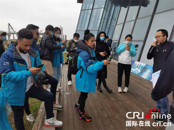 Foreign Internet Influencers Amazed at 'Treasure' Venues in Chongli Competition Zone_fororder_dv2