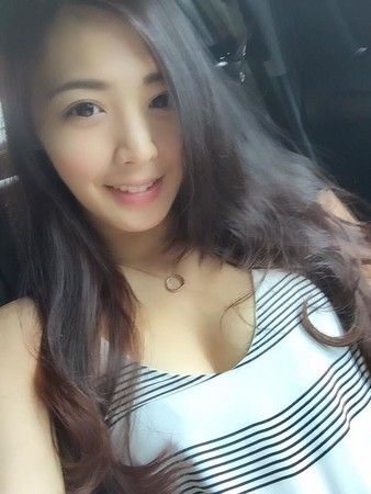 美女模特摆摊卖臭豆腐 反差感太强