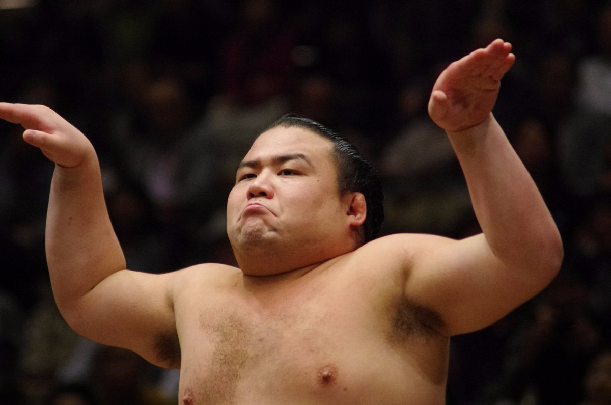 日本28岁相扑选手因新冠肺炎去世发烧4天后才获准检测