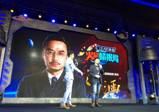 汪涵获粉丝“示爱” 百米长卷轴上写满偶像金句