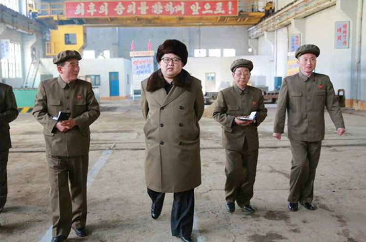 金正恩视察朝鲜龙城机械联合企业"2月11日"工厂 (组图)