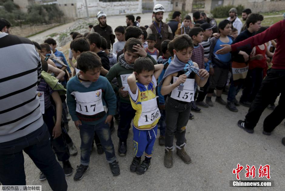 叙利亚儿童跑“自由马拉松” 纪念内战爆发五周年