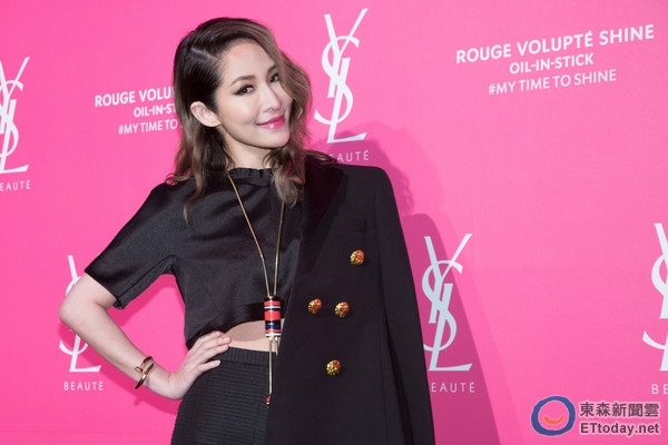 陷入失恋低潮,好友杨秀容便把同在美国学校就读的michael介绍给她认识