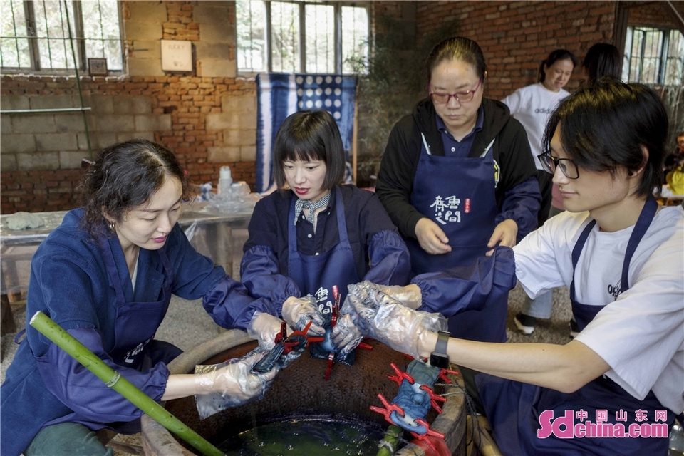 山东青岛：“蓝染”体验动手用心 非遗文化“活”起来