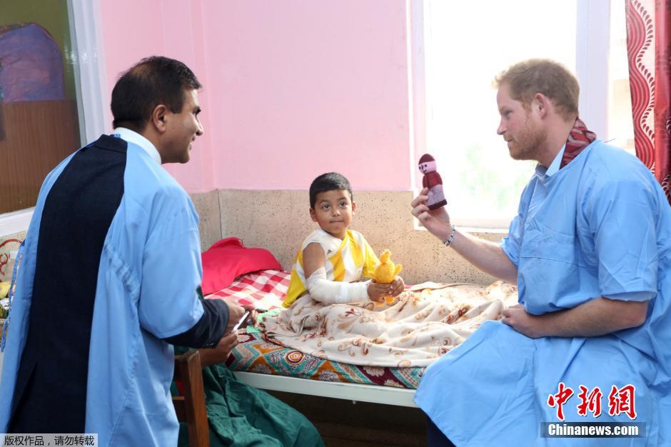 哈里王子访问尼泊尔儿童医院 与病童亲密互动