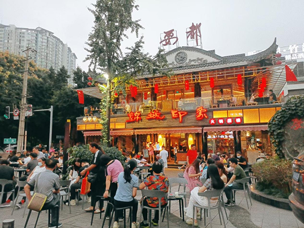 国庆“食力”洞察：大运推荐“火”出圈_fororder_网红美食吸引众多游客品尝-供图-成都大运会执委会