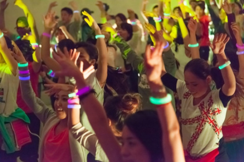 日本1200人在海底隧道里同做瑜伽 场面壮观