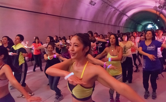 日本1200人在海底隧道里同做瑜伽 场面壮观