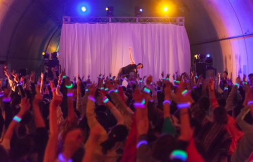 日本1200人在海底隧道里同做瑜伽 场面壮观