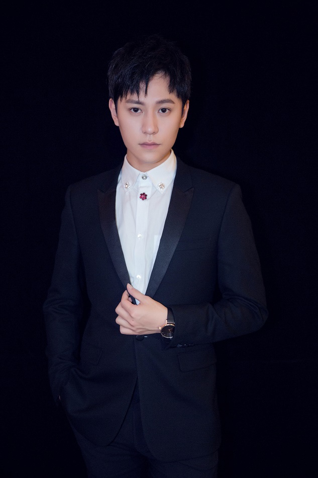 秦俊杰精致黑西服亮相颁奖礼 斩获"年度时尚人气先锋"