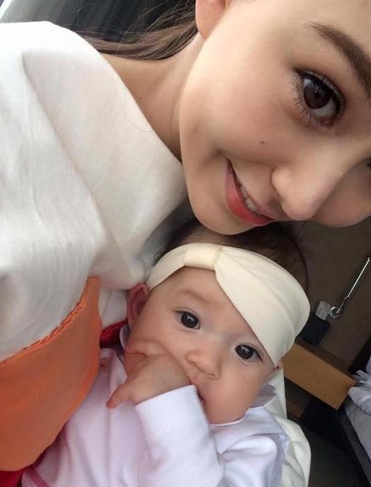 昆凌抱女婴合影 经纪人澄清：不是小周周