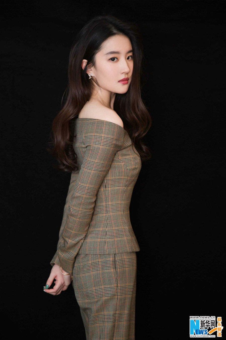 刘亦菲首演乱世孤母希望引发对人性的思考