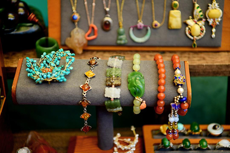 作为锦江区都市核心商圈的知名老街,梨花街有着黄金珠宝产业所带来的