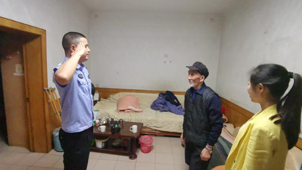 重庆万盛：民警深夜送迷路老兵回家 主动当“新兵”助其忆峥嵘岁月