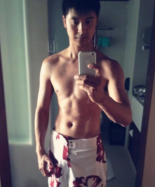 田亮晒半裸照秀腹肌 喊话:马甲线事业线快快归位
