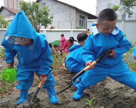 守童心 创童境 播童种——怀化市幼儿园为孩子撑起绚烂的天空_fororder_2