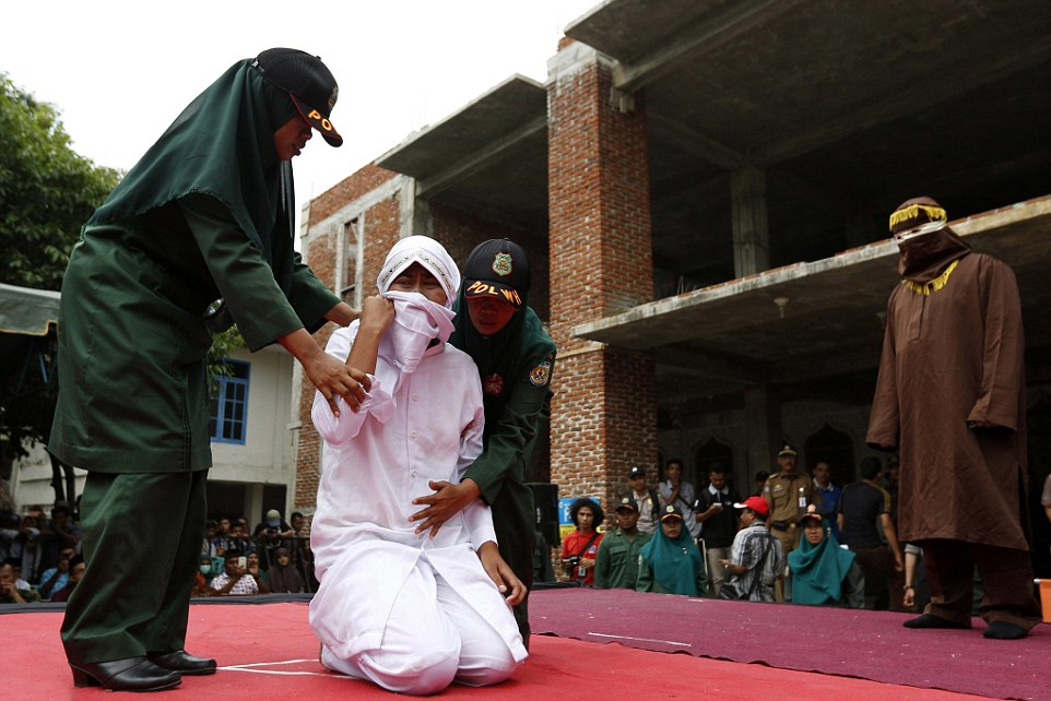 印尼多名男女因婚外情当众接受鞭刑组图