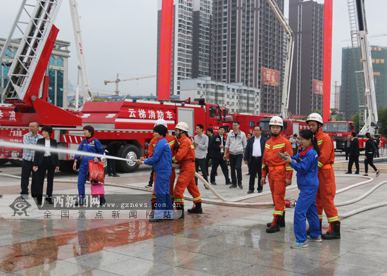 ［八桂大地－图文、八桂大地河池］河池举行"119消防安全宣传月"活动 群众大开眼界